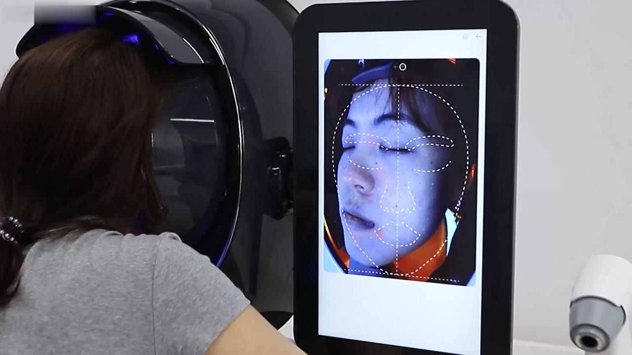 Hartă de analiză facială pe ecranul Nova Mirror